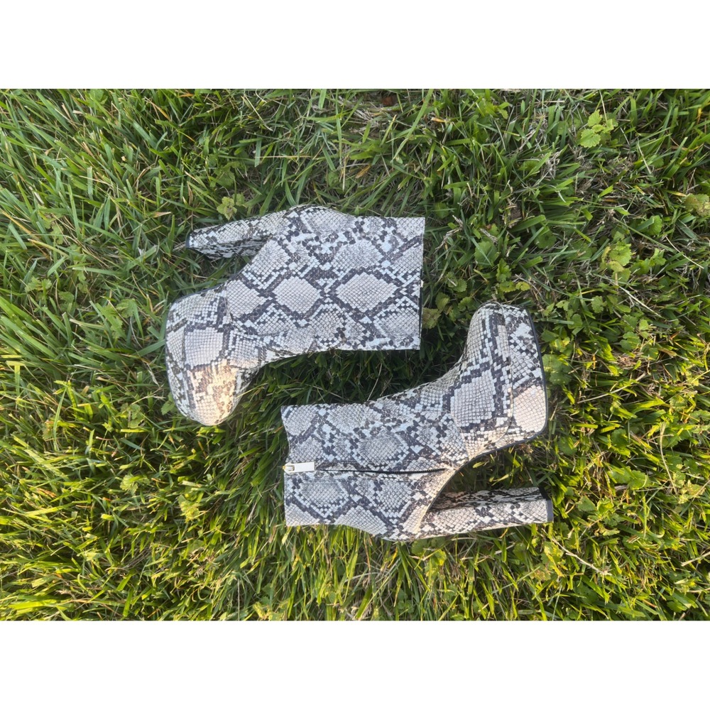 ALDO Grey Snakeskin Embossed Platform Ankle Boots Block Heel Side Zip Size 7